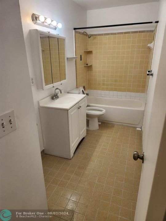 Active With Contract: $2,000 (2 beds, 1 baths, 1108 Square Feet)