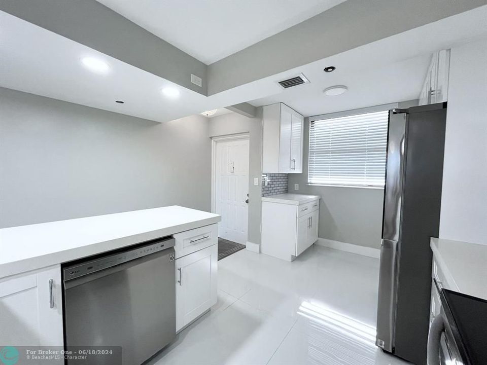 Active With Contract: $2,300 (1 beds, 1 baths, 900 Square Feet)