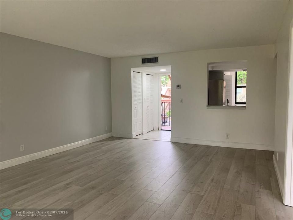 For Sale: $219,969 (2 beds, 2 baths, 1000 Square Feet)
