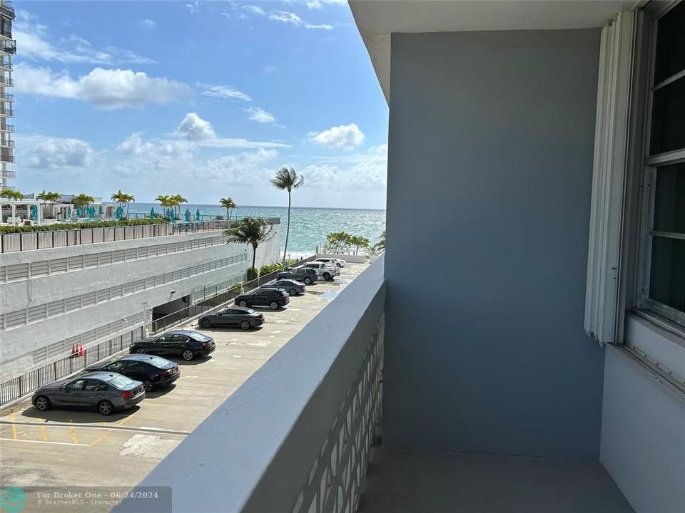 Active With Contract: $1,800 (1 beds, 1 baths, 0 Square Feet)