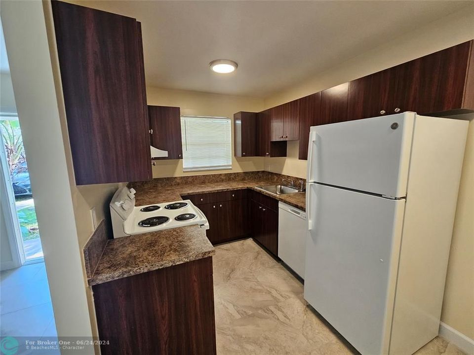 For Rent: $2,200 (2 beds, 1 baths, 1408 Square Feet)
