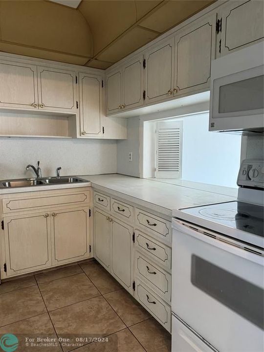 Active With Contract: $129,900 (1 beds, 1 baths, 770 Square Feet)