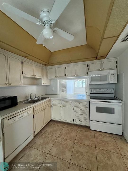 Active With Contract: $129,900 (1 beds, 1 baths, 770 Square Feet)