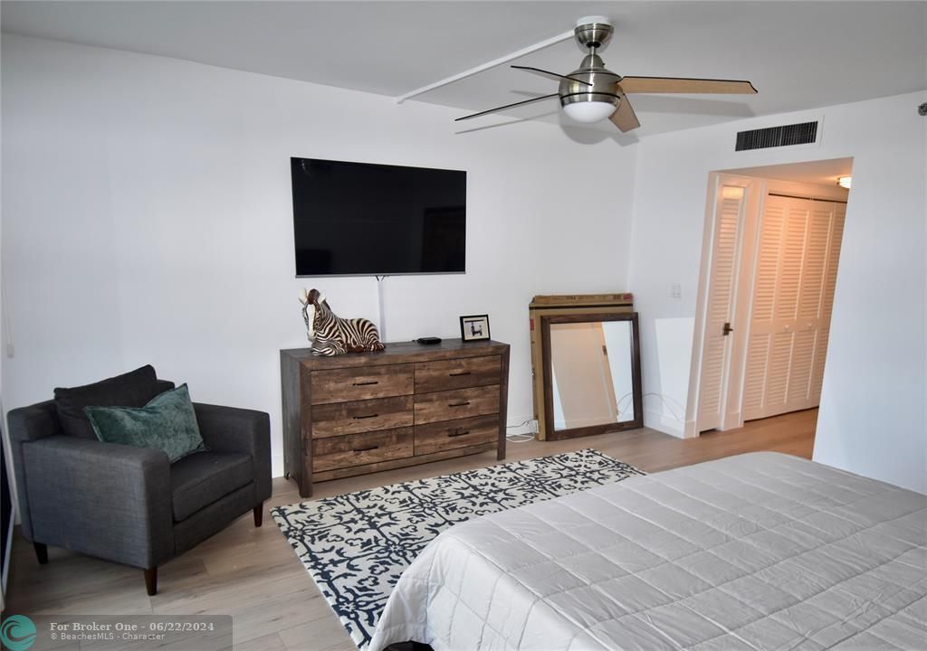 For Rent: $4,000 (1 beds, 1 baths, 1009 Square Feet)