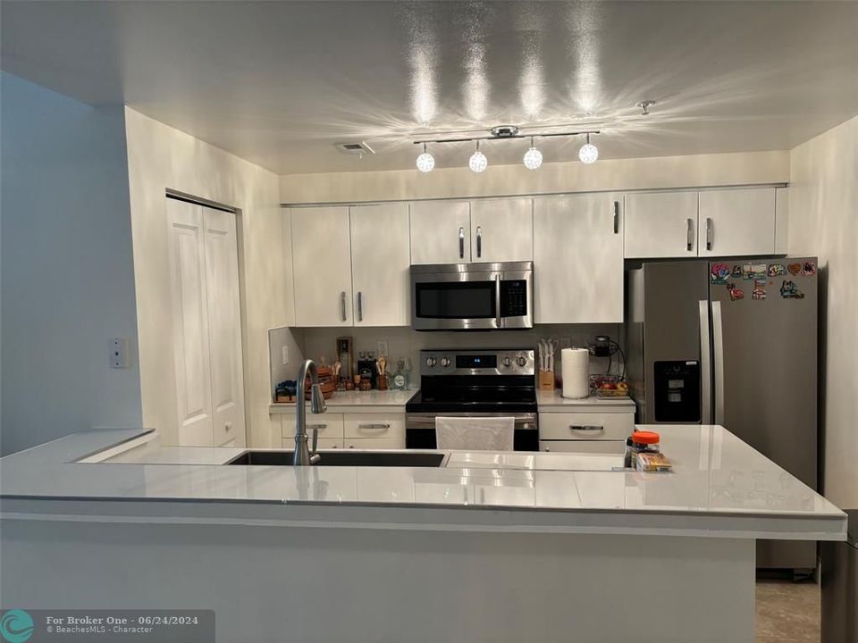 For Rent: $2,800 (2 beds, 2 baths, 1076 Square Feet)