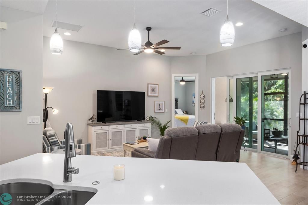 For Sale: $469,000 (2 beds, 2 baths, 1571 Square Feet)
