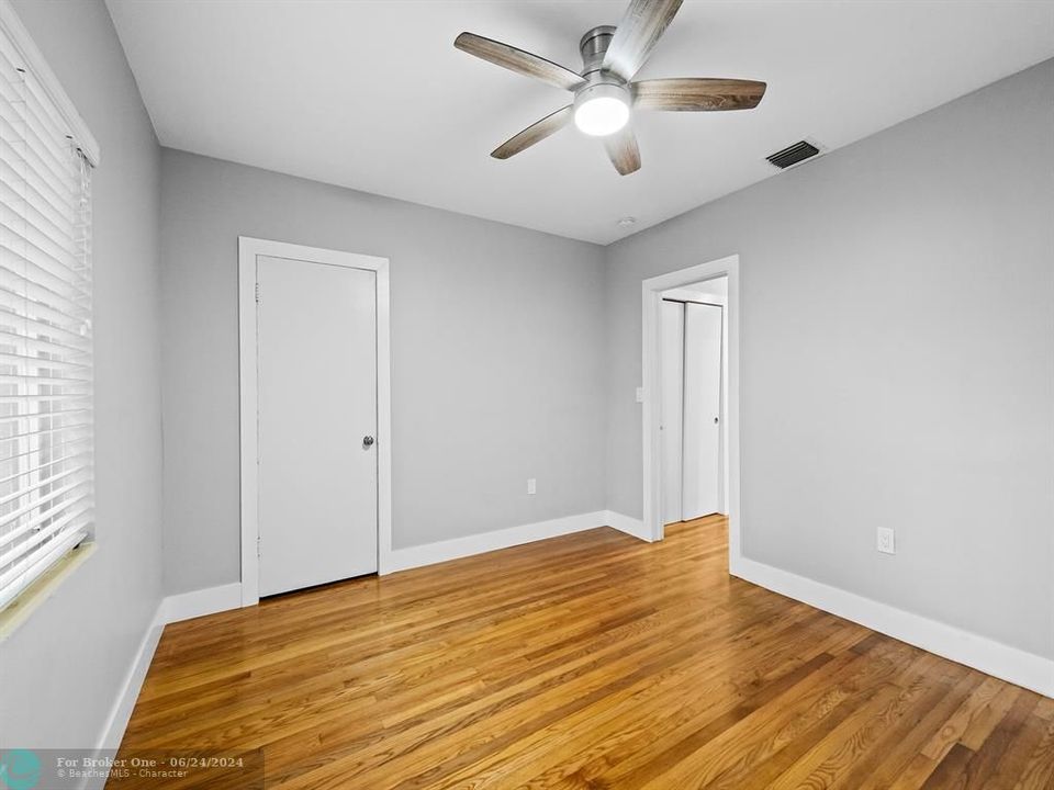 Active With Contract: $2,850 (2 beds, 1 baths, 980 Square Feet)