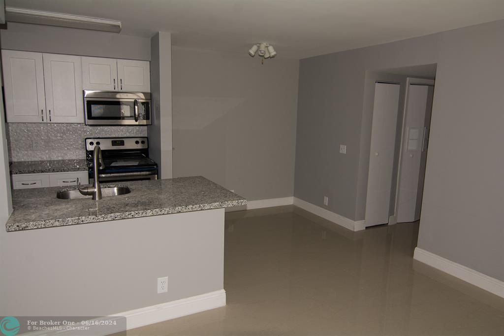 Active With Contract: $2,300 (2 beds, 2 baths, 974 Square Feet)