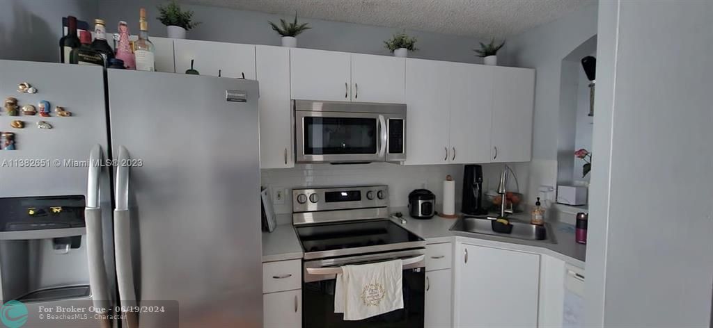 For Rent: $2,250 (2 beds, 2 baths, 815 Square Feet)