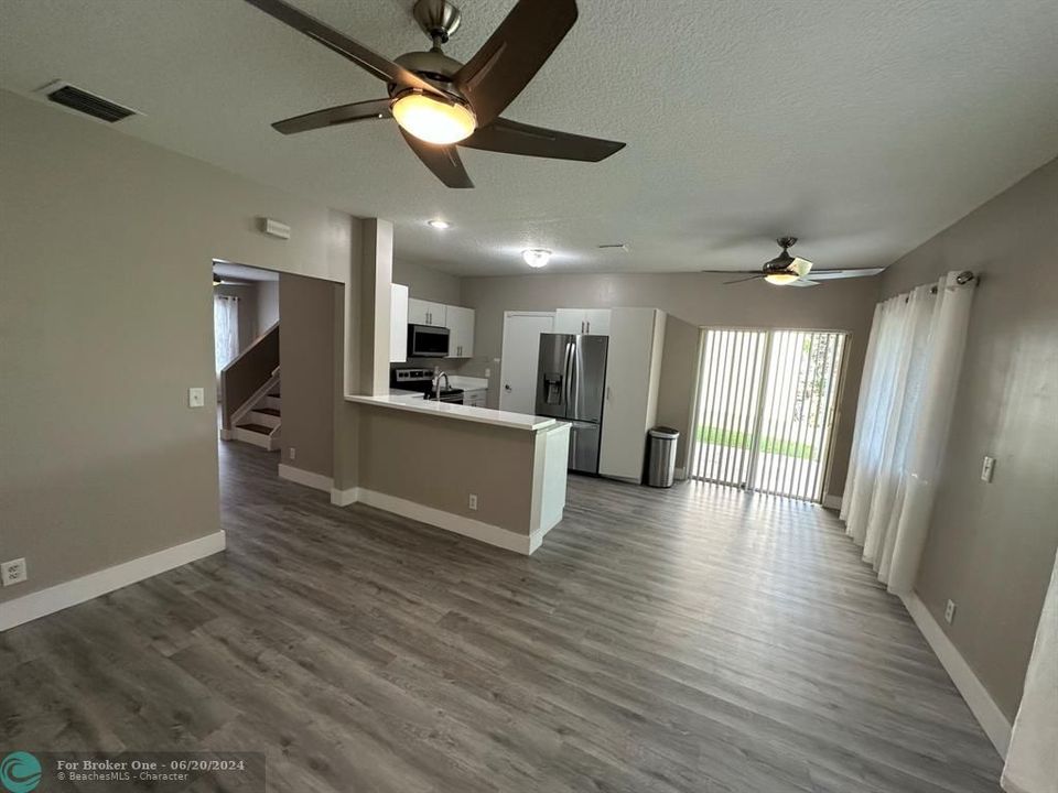 Active With Contract: $3,000 (3 beds, 2 baths, 1636 Square Feet)