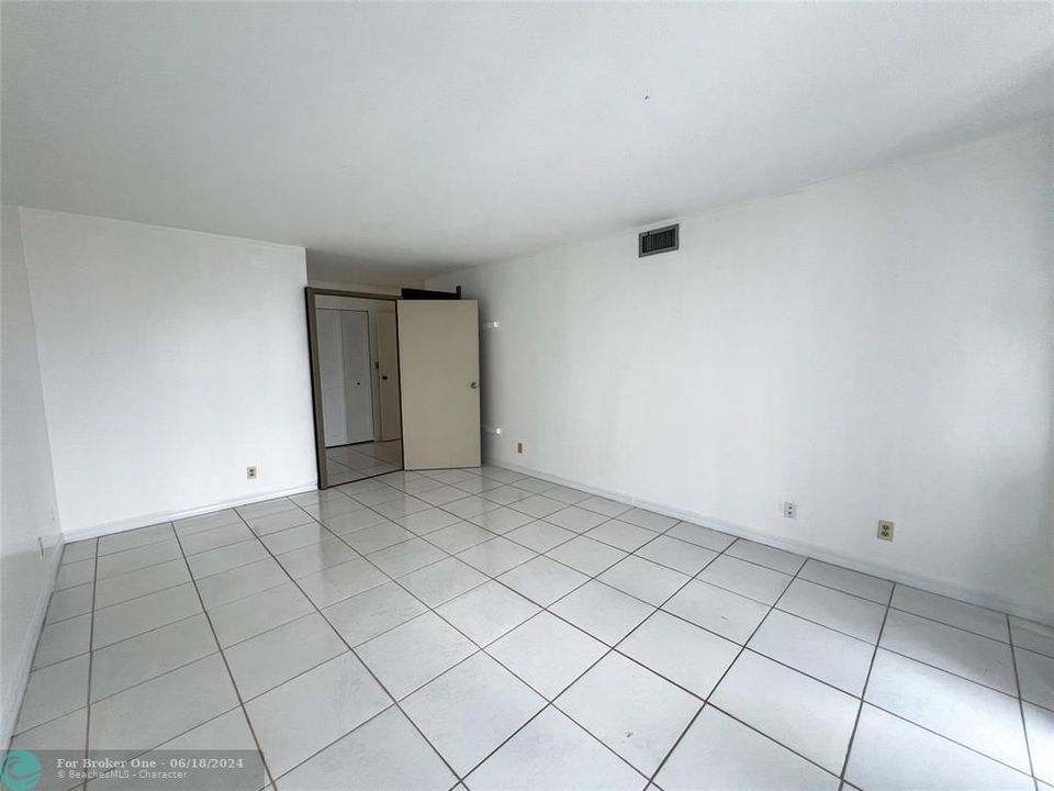 For Rent: $2,400 (2 beds, 1 baths, 1075 Square Feet)