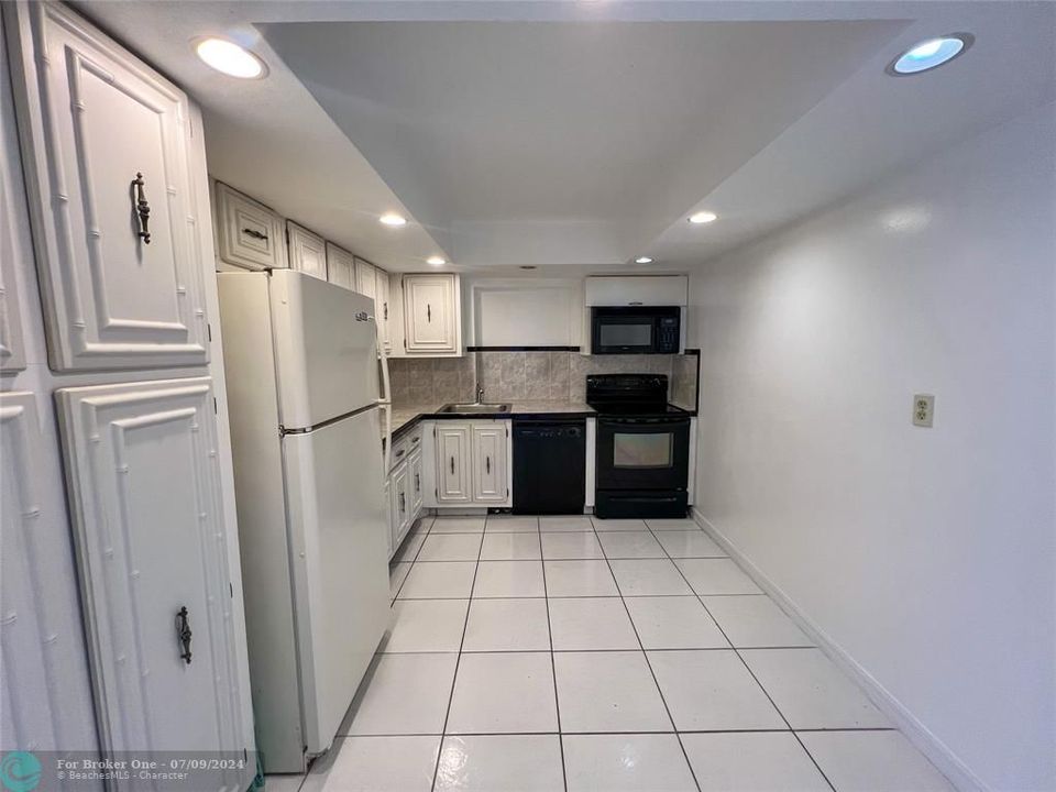 For Rent: $2,400 (2 beds, 1 baths, 1075 Square Feet)