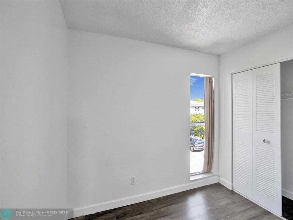 Active With Contract: $1,700 (2 beds, 1 baths, 800 Square Feet)