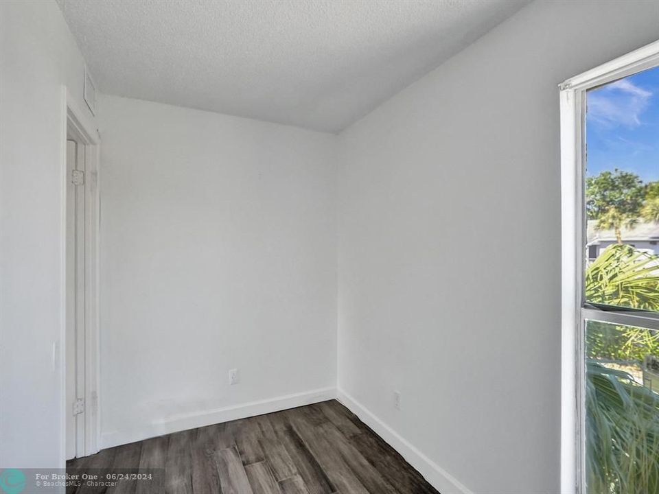 Active With Contract: $1,700 (2 beds, 1 baths, 800 Square Feet)