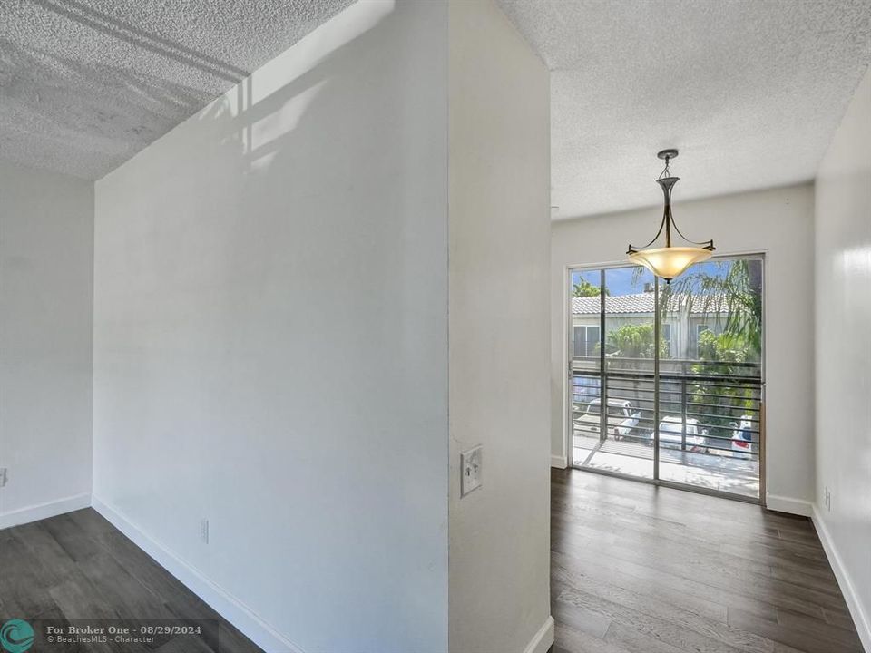 Active With Contract: $1,700 (2 beds, 1 baths, 800 Square Feet)