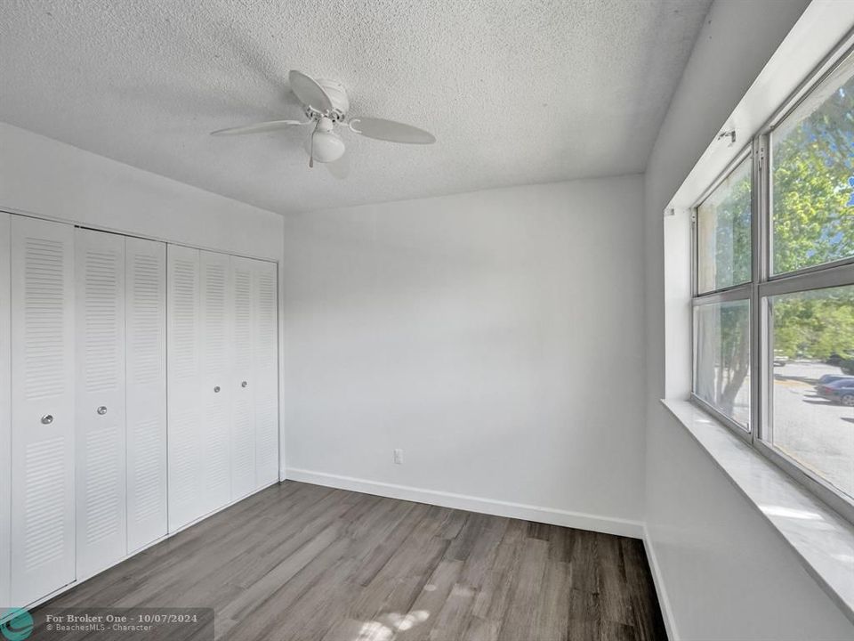 Active With Contract: $1,700 (2 beds, 1 baths, 800 Square Feet)