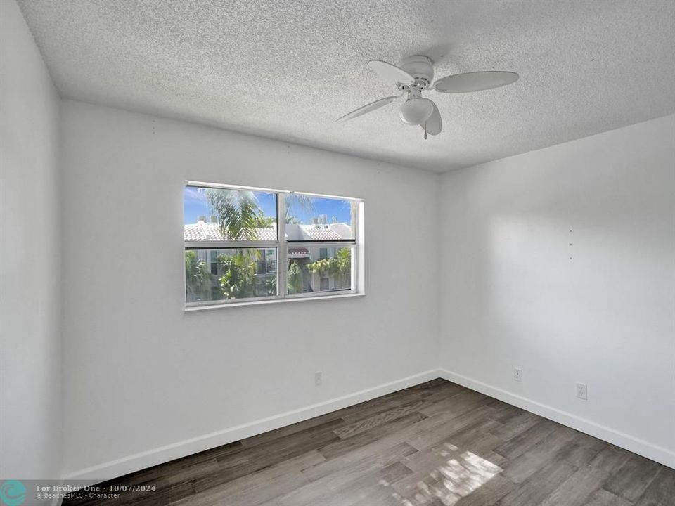 Active With Contract: $1,700 (2 beds, 1 baths, 800 Square Feet)