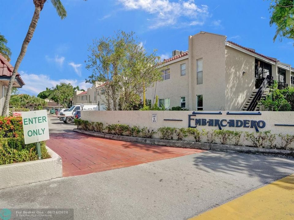 Active With Contract: $1,700 (2 beds, 1 baths, 800 Square Feet)