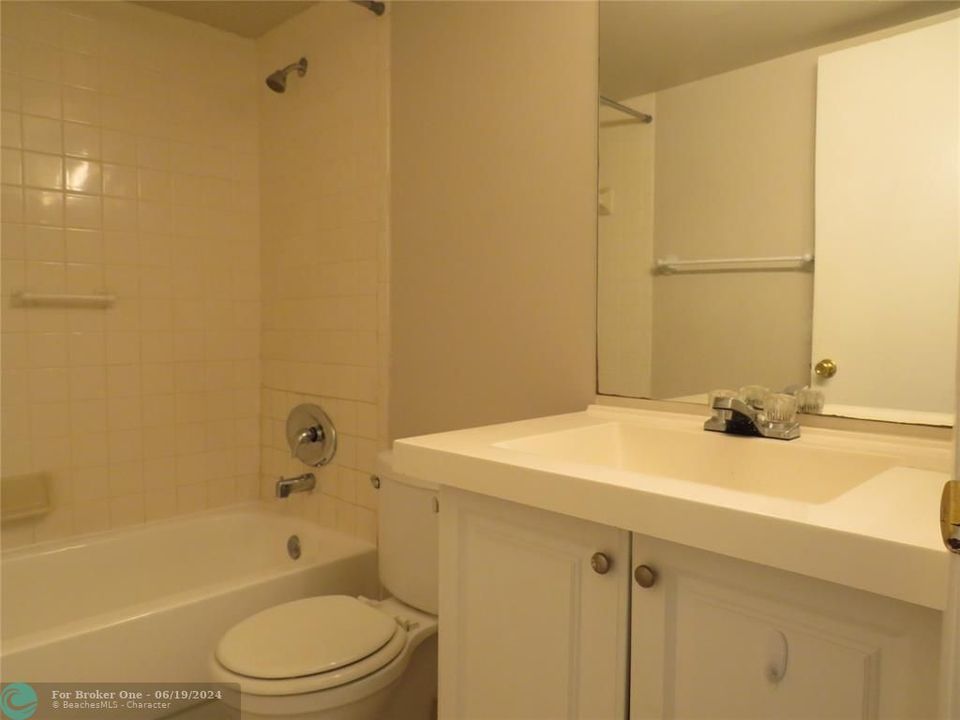 For Rent: $2,150 (2 beds, 2 baths, 887 Square Feet)
