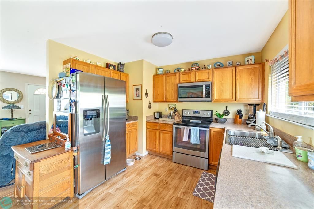 Active With Contract: $209,990 (2 beds, 1 baths, 900 Square Feet)