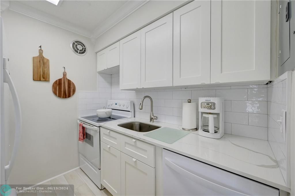 For Sale: $449,000 (2 beds, 1 baths, 790 Square Feet)