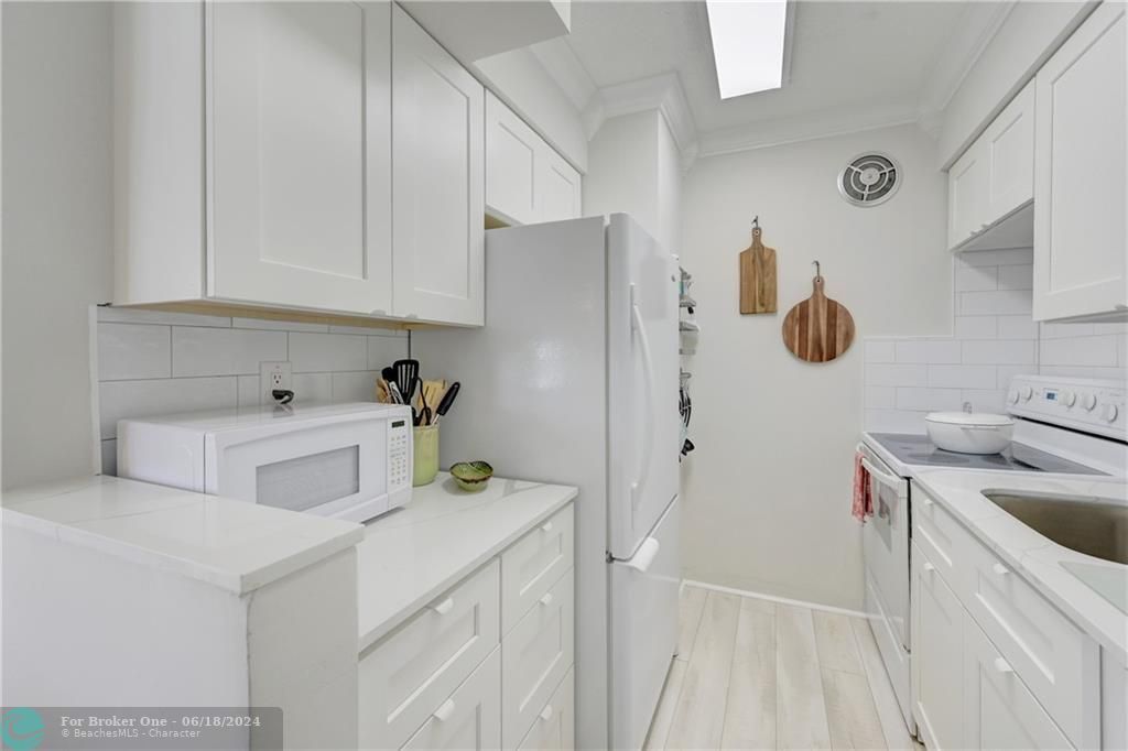 For Sale: $449,000 (2 beds, 1 baths, 790 Square Feet)