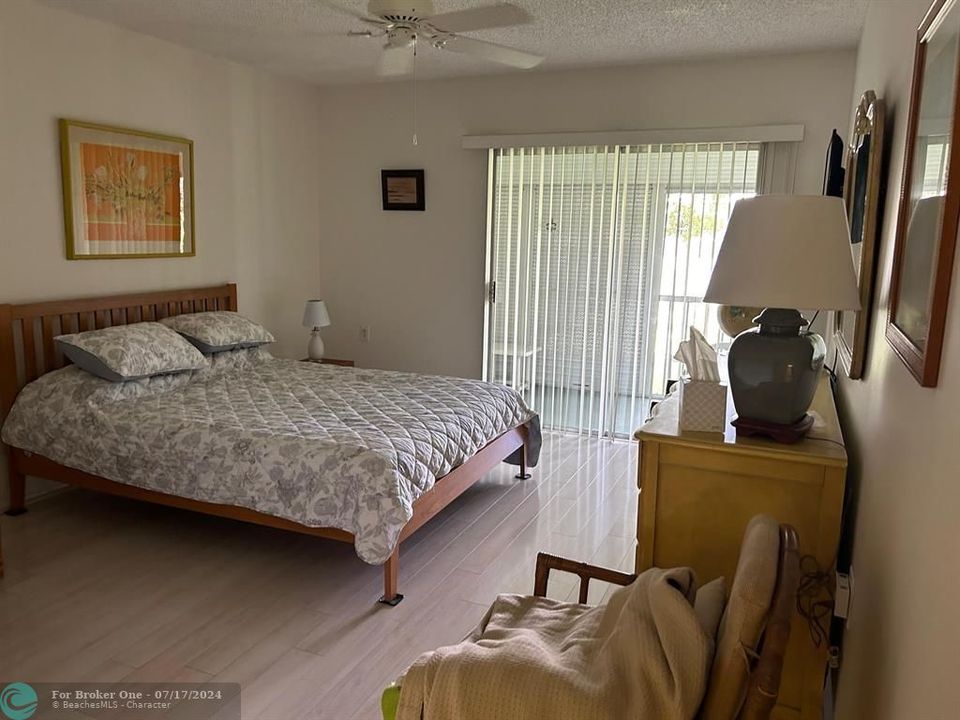 For Sale: $135,000 (1 beds, 1 baths, 661 Square Feet)