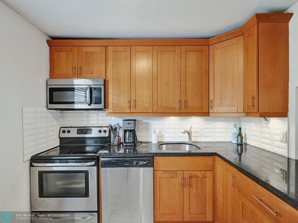 Active With Contract: $147,000 (2 beds, 2 baths, 990 Square Feet)
