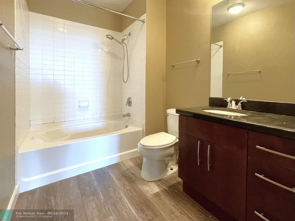 For Rent: $2,350 (1 beds, 1 baths, 774 Square Feet)