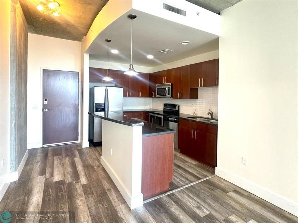 For Rent: $2,350 (1 beds, 1 baths, 774 Square Feet)