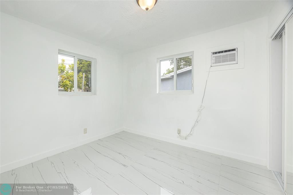 Active With Contract: $299,000 (2 beds, 1 baths, 775 Square Feet)