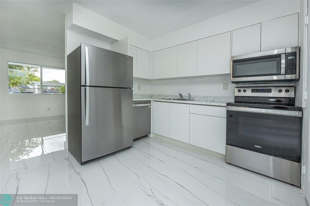 Active With Contract: $299,000 (2 beds, 1 baths, 775 Square Feet)