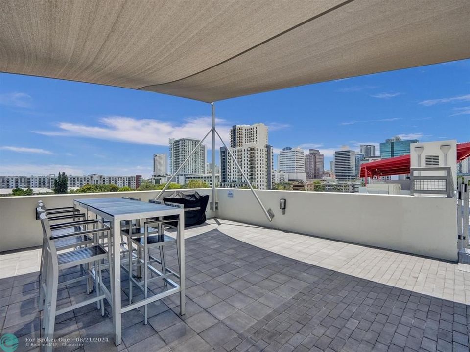 For Sale: $525,000 (1 beds, 1 baths, 967 Square Feet)