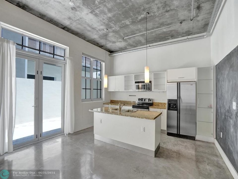 For Sale: $525,000 (1 beds, 1 baths, 967 Square Feet)