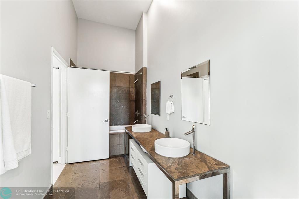 For Rent: $4,200 (1 beds, 1 baths, 816 Square Feet)