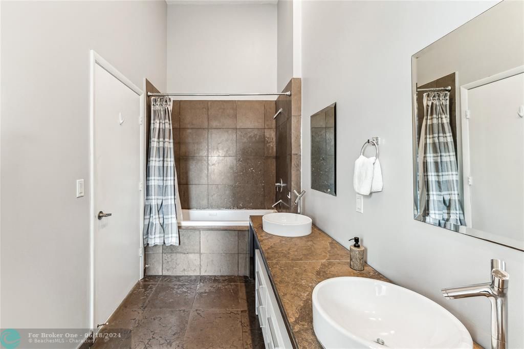 For Rent: $4,200 (1 beds, 1 baths, 816 Square Feet)