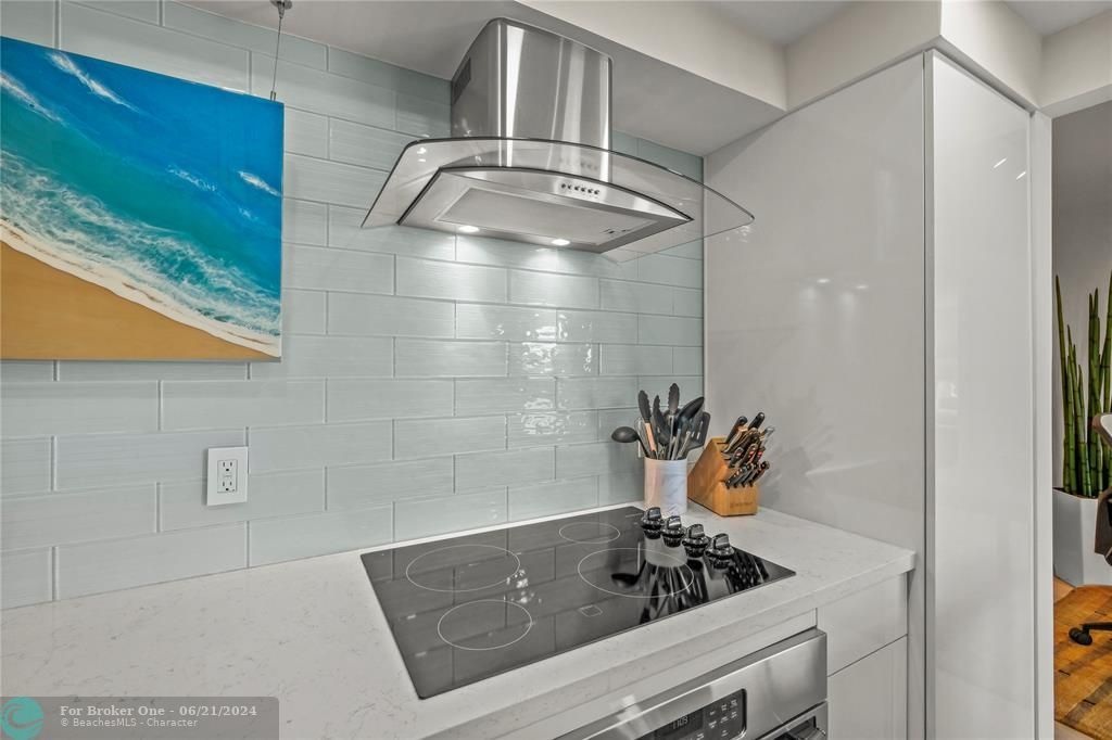 For Sale: $649,000 (1 beds, 1 baths, 920 Square Feet)
