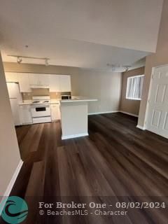 Active With Contract: $1,750 (1 beds, 1 baths, 702 Square Feet)