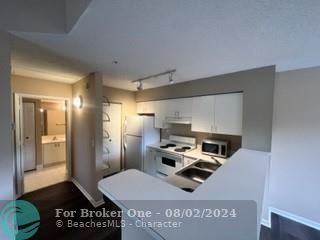 Active With Contract: $1,750 (1 beds, 1 baths, 702 Square Feet)