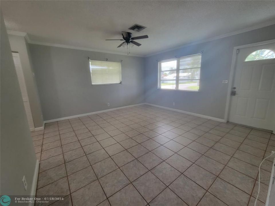 Active With Contract: $2,100 (2 beds, 1 baths, 864 Square Feet)