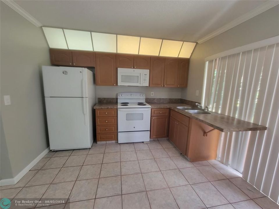 Active With Contract: $2,100 (2 beds, 1 baths, 864 Square Feet)