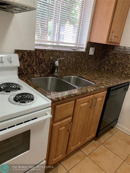 Active With Contract: $1,500 (1 beds, 1 baths, 616 Square Feet)