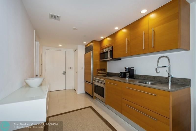 For Rent: $3,400 (1 beds, 1 baths, 597 Square Feet)