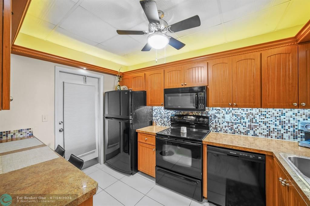 For Sale: $400,000 (2 beds, 2 baths, 1100 Square Feet)