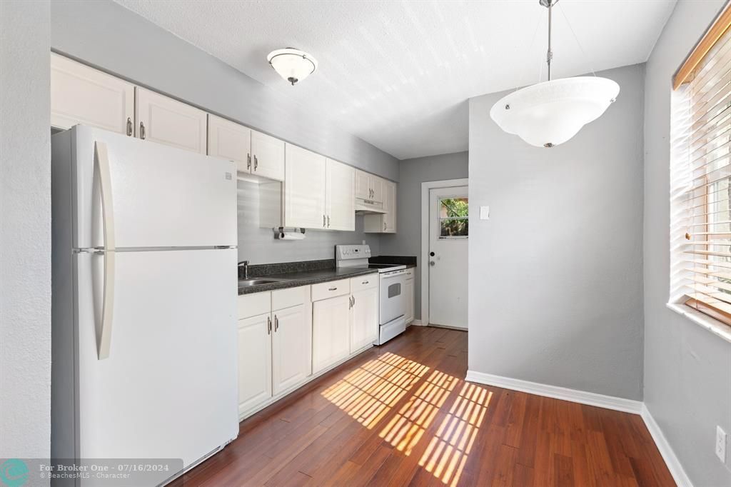 Active With Contract: $2,000 (2 beds, 1 baths, 837 Square Feet)