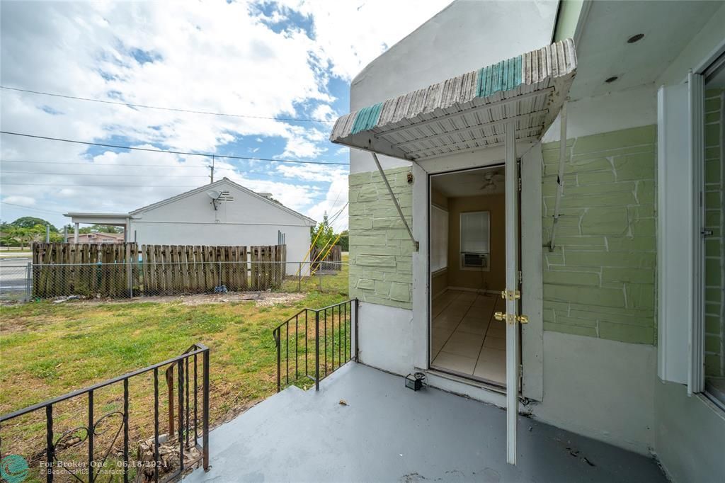 Active With Contract: $1,800 (2 beds, 1 baths, 780 Square Feet)