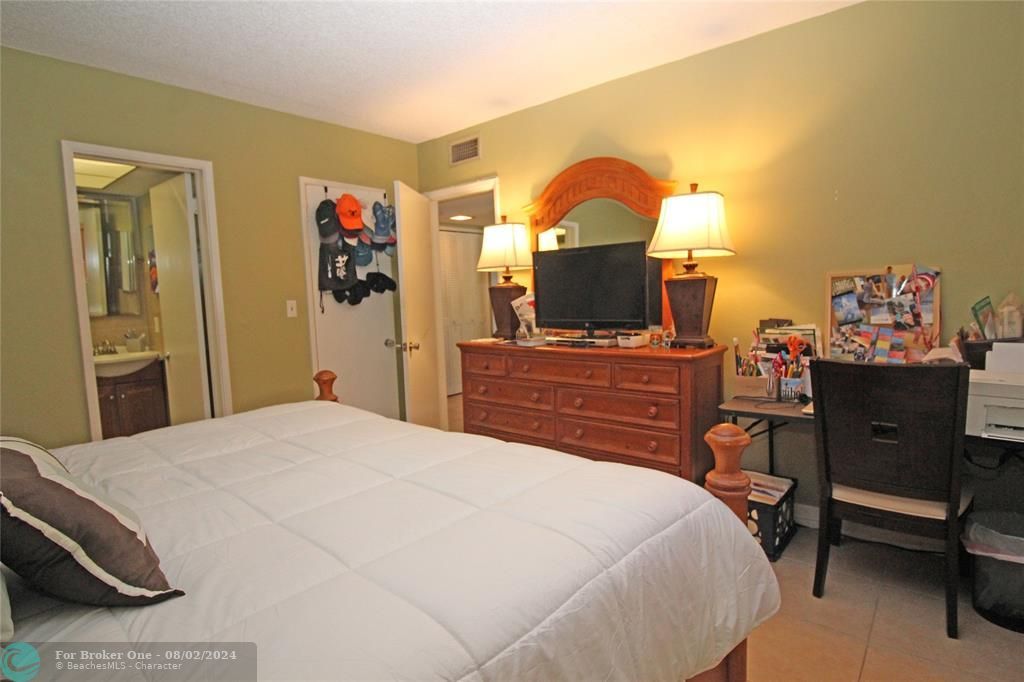 For Sale: $170,000 (2 beds, 2 baths, 1000 Square Feet)
