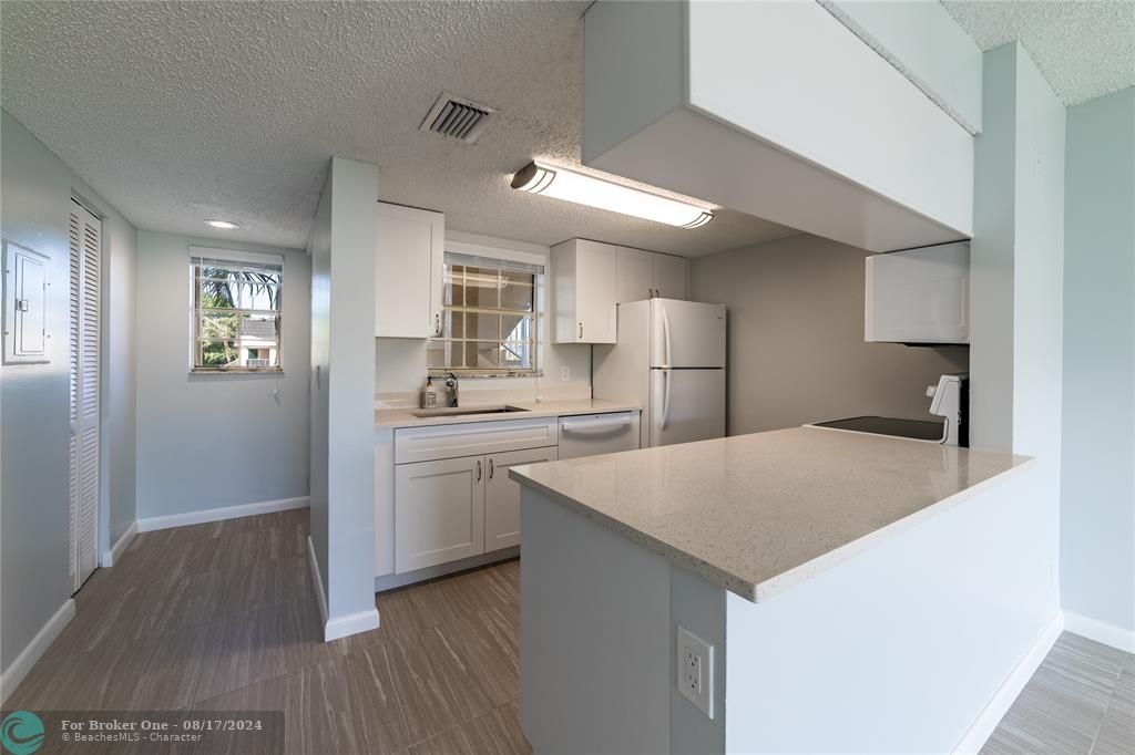 Active With Contract: $2,350 (2 beds, 2 baths, 978 Square Feet)