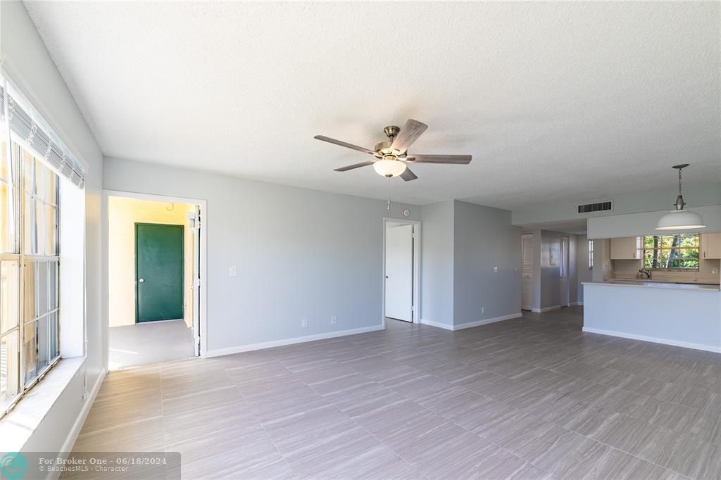 Active With Contract: $2,350 (2 beds, 2 baths, 978 Square Feet)