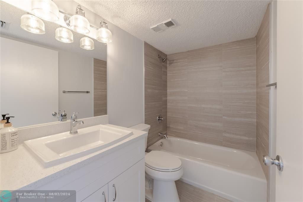 Active With Contract: $2,350 (2 beds, 2 baths, 978 Square Feet)